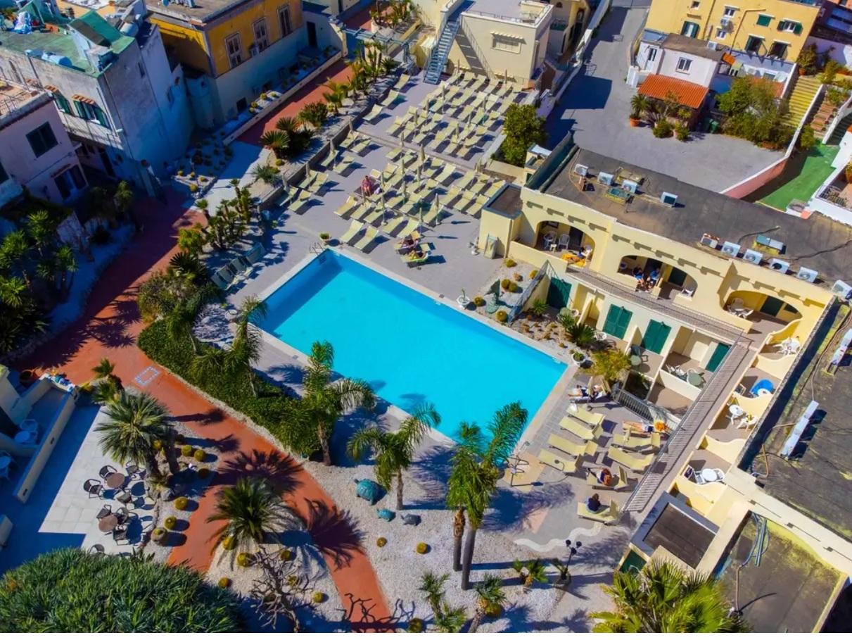 Lastminute Ottobre Forio Ischia sole mare spiaggia e parchi termali con cure Asl al Punta del Sole